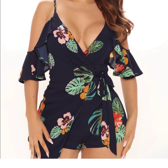 NWT Fashion Nova Vidette Floral Romper size Medium - Picture 1 of 11